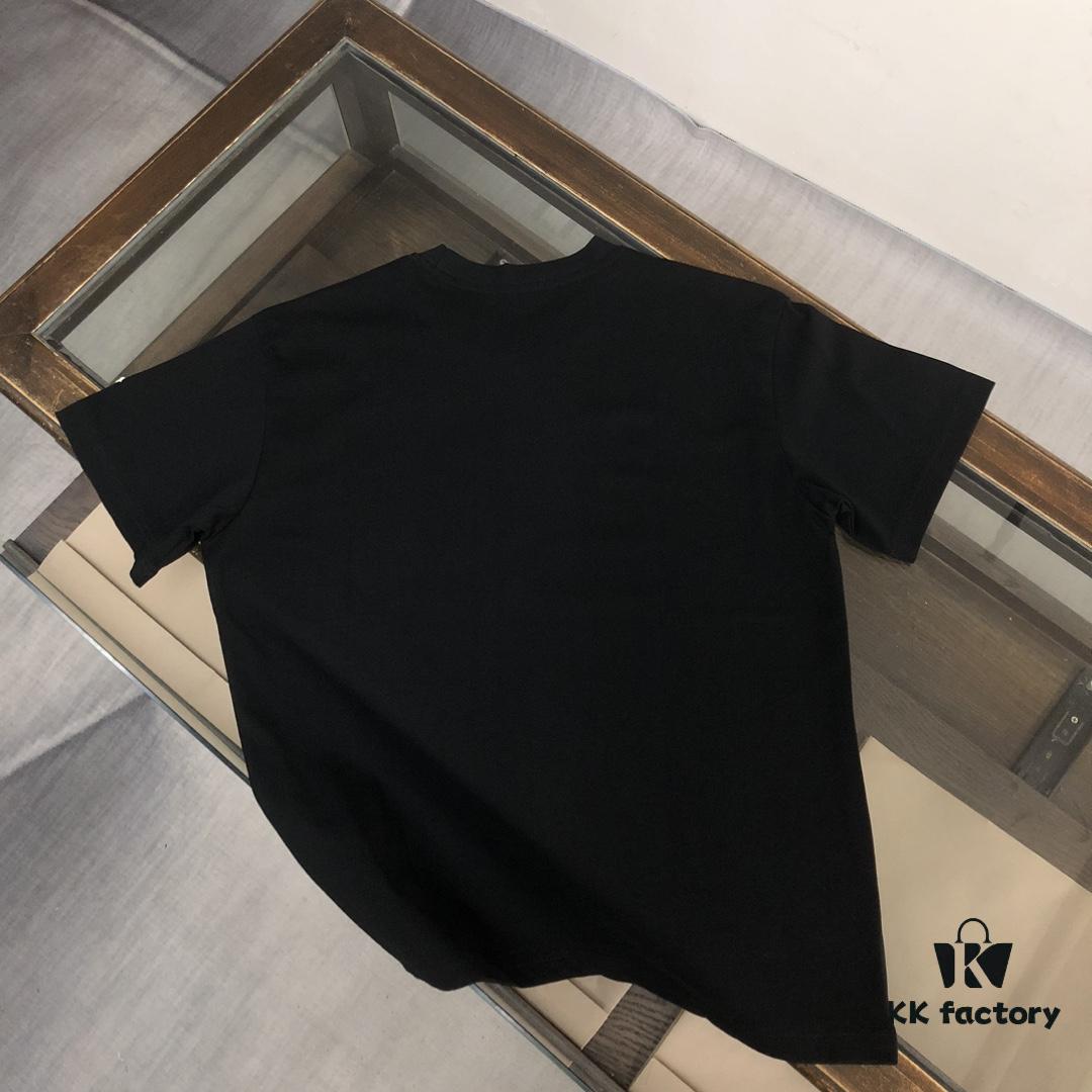 6931a228ccd8ab3d7af96401 Moncler 25SS Summer New Arrival Round Neck Short-Sleeve T-Shirt, 270g Heavyweight Premium Cotton Fabric with Perfect Hand Feel and Texture, Slim Tailored Design, Clean and Sharp Cut, Exquisitely Stitched, Excellent Fit and Superior Breathability, Stylish and Versatile for All Ages – A Must-Have Wardrobe Essential for Men