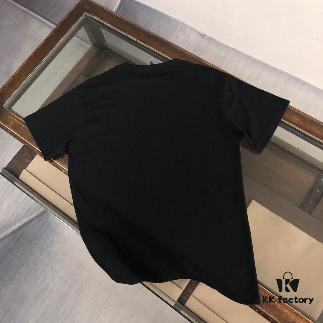 6931a229ccd8ab3d7af96408 MONCLER 2025 SS Summer New Arrival Round Neck Short-Sleeve T-Shirt! Premium 270g Heavyweight Cotton Fabric with Excellent Hand Feel and Texture! Slim Tailored Cut for a Clean, Sharp Look! Stylish and Attractive! Exquisitely Stitched with Outstanding Silhouette! Superior Breathability! Effortlessly Worn by All Age Groups – A Must-Have Essential for Men's Wardrobes.