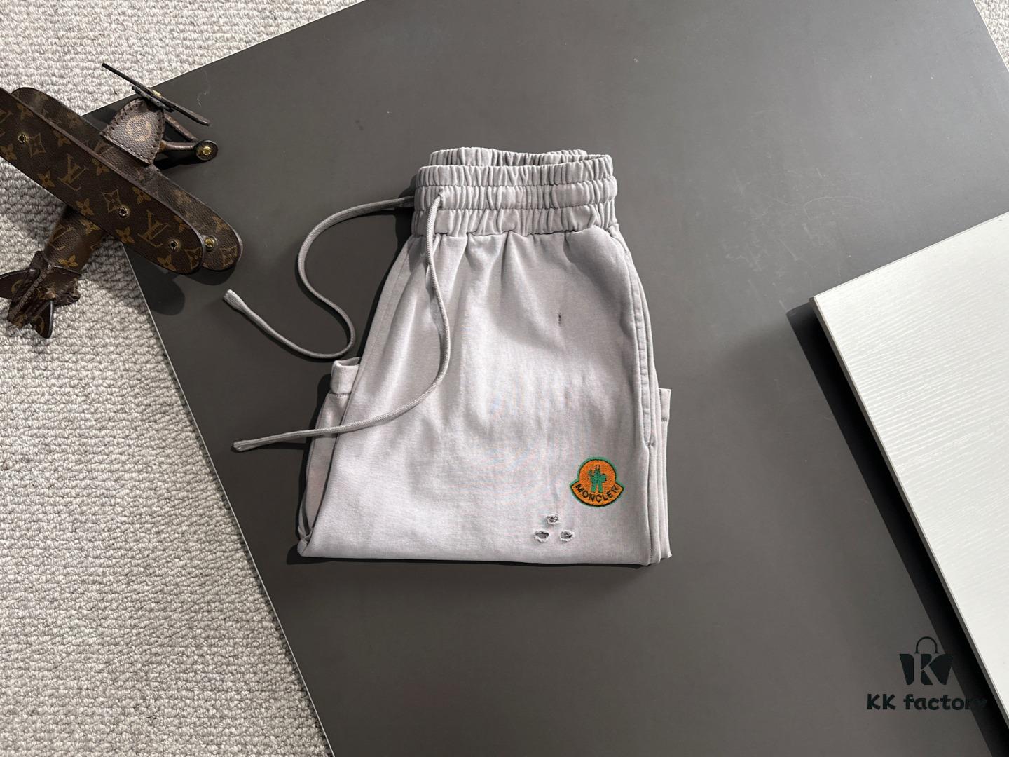 6931a240ccd8ab3d7af9651f High-End Moncler 2025 Spring/Summer New Elastic Waist Casual Plain Loose Shorts