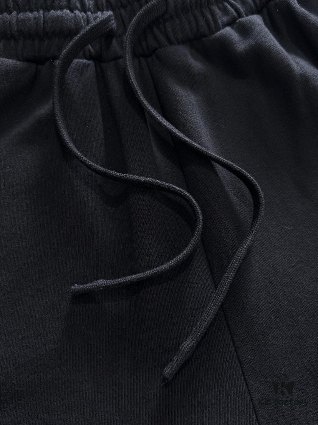 6931a240ccd8ab3d7af9652b High-End Moncler 2025 Spring/Summer New Elastic Waist Casual Solid Color Loose Shorts
