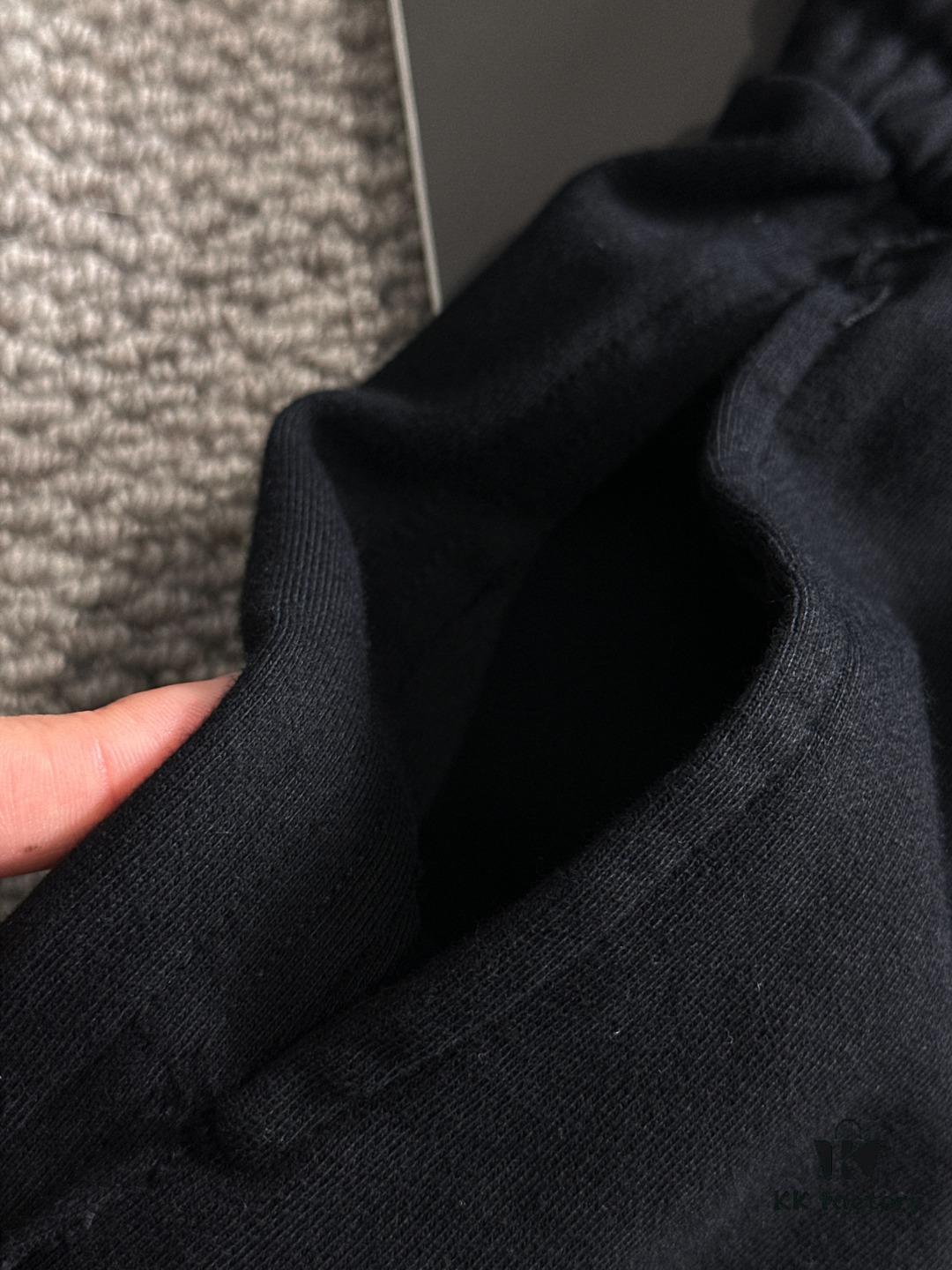 6931a240ccd8ab3d7af9652c High-End Moncler 2025 Spring/Summer New Elastic Waist Casual Solid Color Loose Shorts