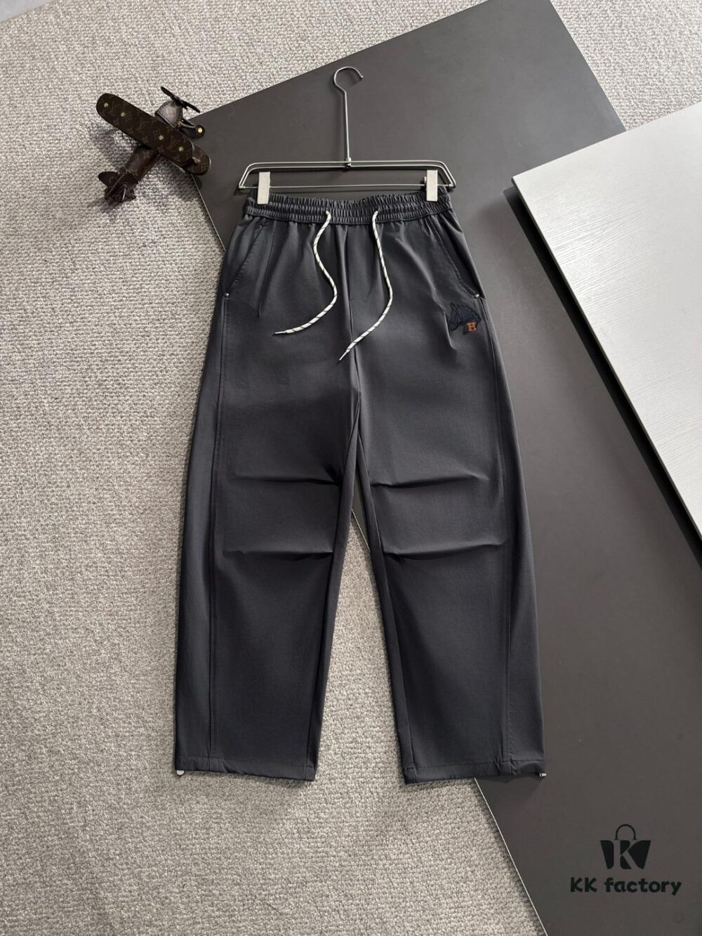6931a260ccd8ab3d7af9677a Hermes 2025 Spring/Summer New Elastic Waist Casual Pants, Lightweight Custom Counter Fabric, Breathable and Comfortable, Exquisitely Designed with Brand Elements, Soft and Smooth Texture, Excellent Fit and Tailoring