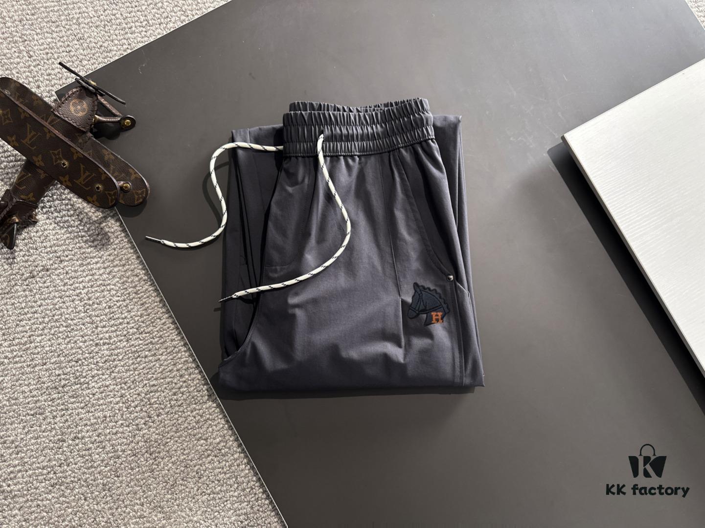 6931a260ccd8ab3d7af96781 Hermes 2025 Spring/Summer New Elastic Waist Casual Pants, Lightweight Custom Counter Fabric, Breathable and Comfortable, Exquisitely Designed with Brand Elements, Soft and Smooth Texture, Excellent Fit and Tailoring