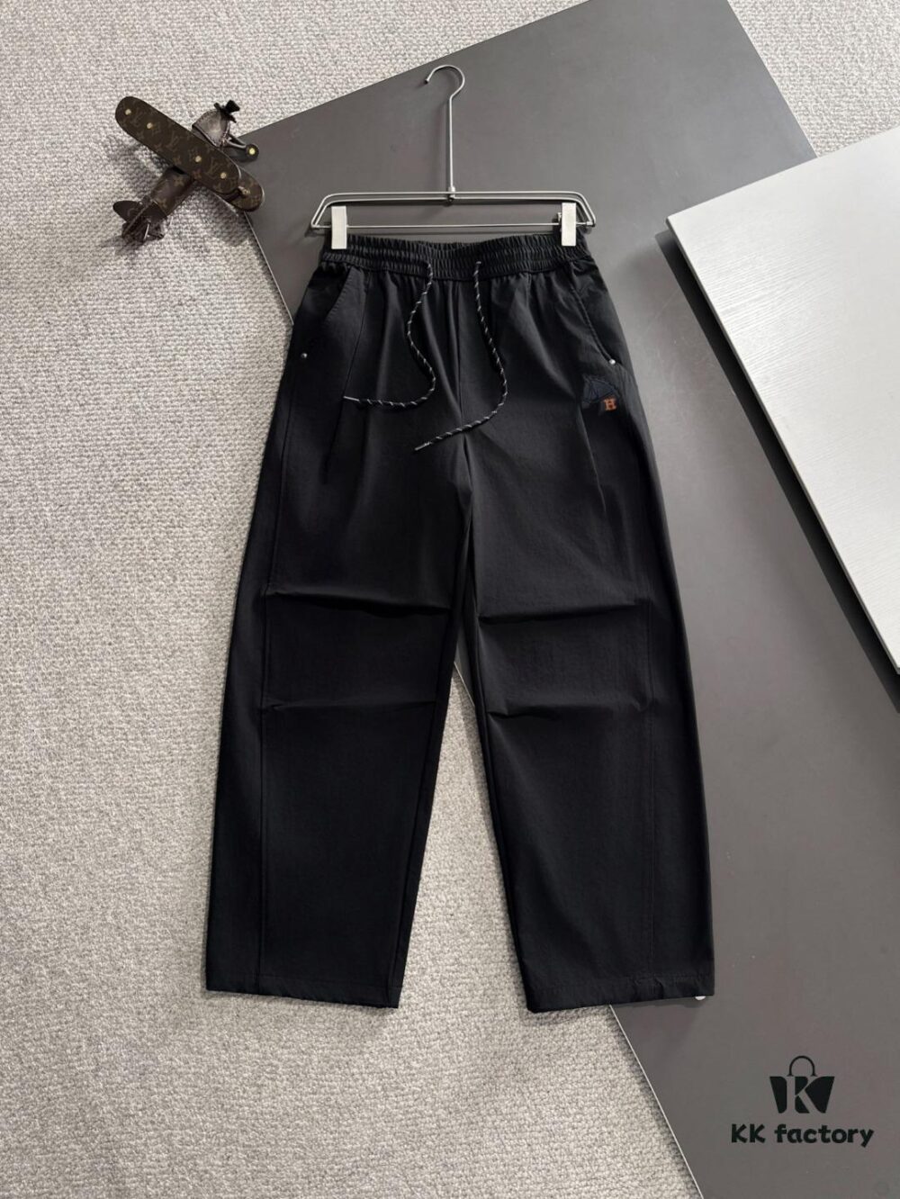 6931a260ccd8ab3d7af96783 Hermes 2025 Spring/Summer New Elastic Waist Casual Pants, Lightweight Custom Counter Fabric, Breathable and Comfortable, Exquisite Details, Brand Design Concept, High Quality, Soft and Smooth Texture, Excellent Fit with Relaxed Tailoring