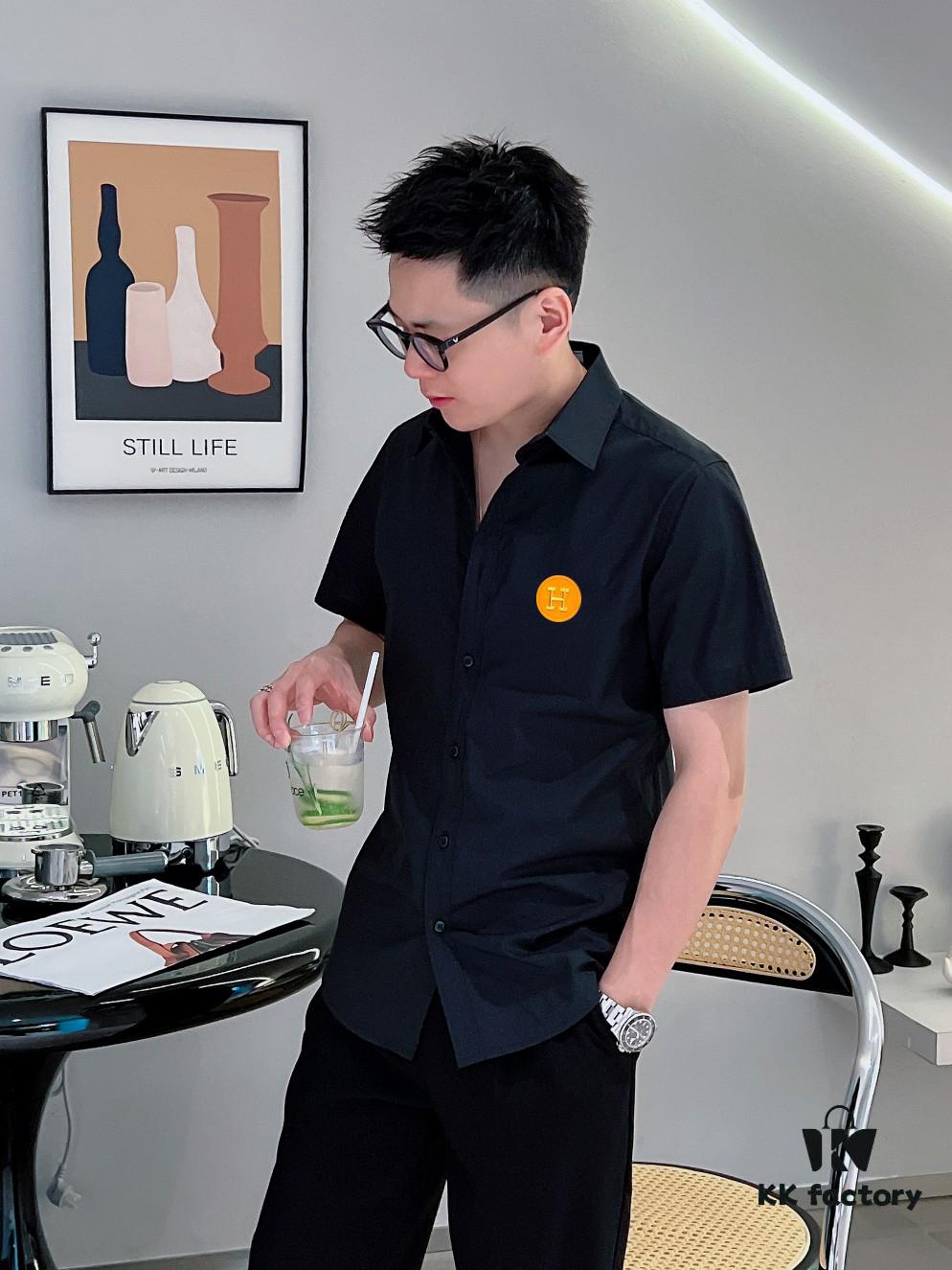 Hermès* Stylish Slim-Fit Short-Sleeve Shirt, 100% Luthai Silk-Smooth Fabric, Comfortable and Breathable, Casual Shirt with Minimalist Fashion Design, Elegant and Versatile