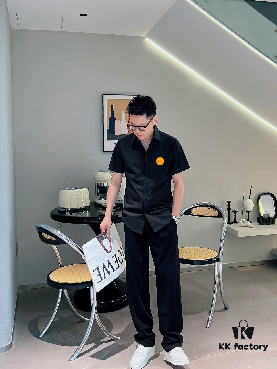 6931a280ccd8ab3d7af96935 Hermès* Stylish Slim-Fit Short-Sleeve Shirt, 100% Luthai Silk-Smooth Fabric, Comfortable and Breathable, Casual Shirt with Minimalist Fashion Design, Elegant and Versatile