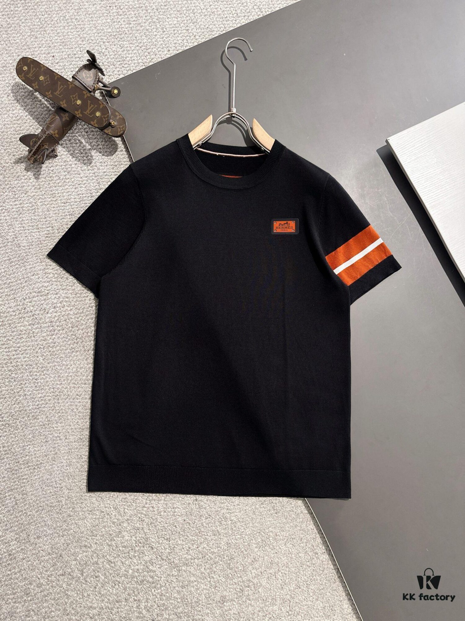 6931a28accd8ab3d7af969f5 Hermès 2025 Spring/Summer New Men's Round Neck Short-Sleeve T-Shirt, High-Quality Combed Cotton Knit Fabric with Embroidered Logo