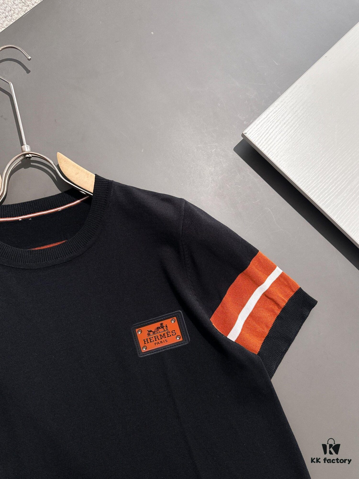 6931a28accd8ab3d7af969f6 Hermès 2025 Spring/Summer New Men's Round Neck Short-Sleeve T-Shirt, High-Quality Combed Cotton Knit Fabric with Embroidered Logo