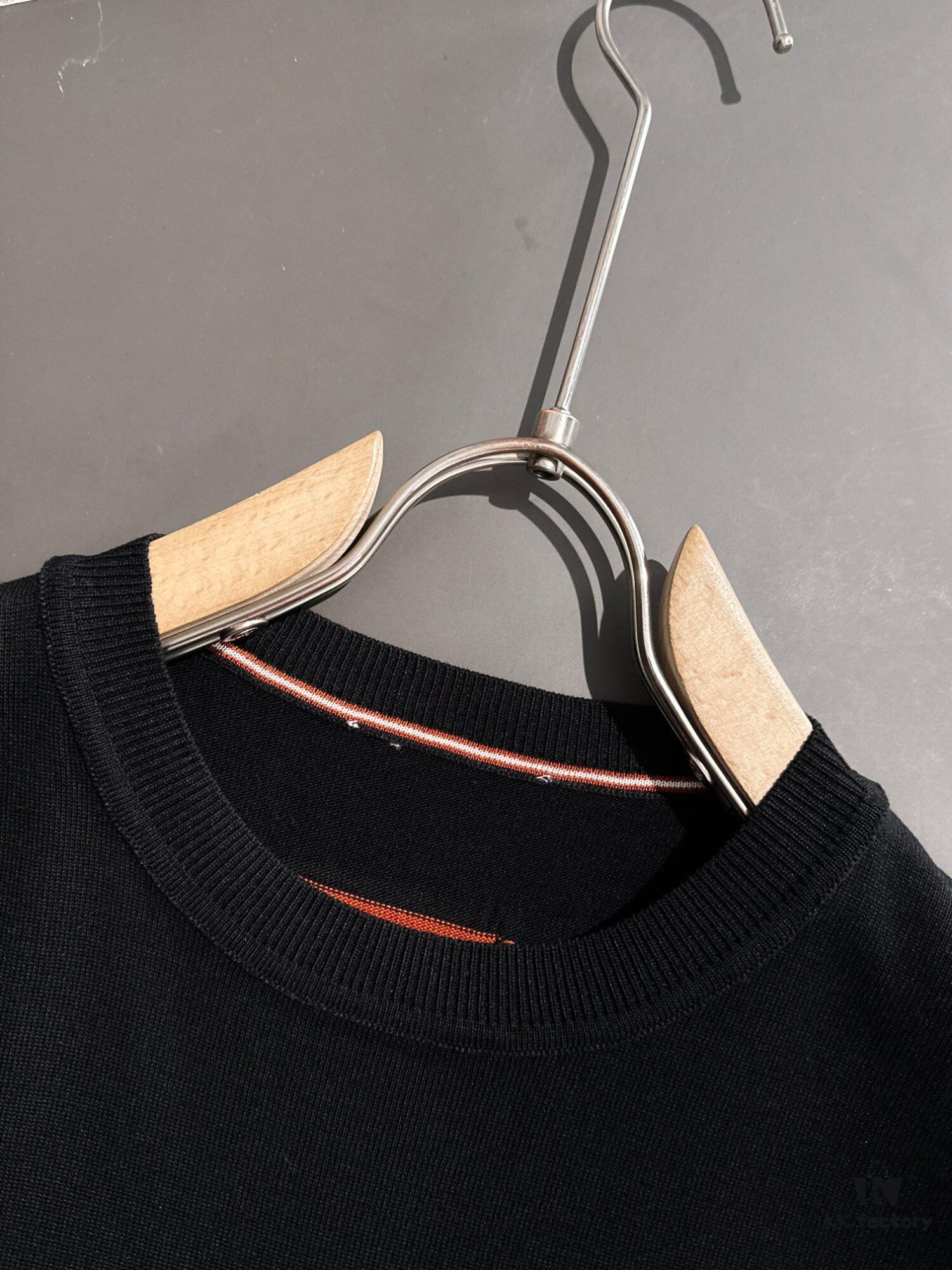 6931a28accd8ab3d7af969f7 Hermès 2025 Spring/Summer New Men's Round Neck Short-Sleeve T-Shirt, High-Quality Combed Cotton Knit Fabric with Embroidered Logo