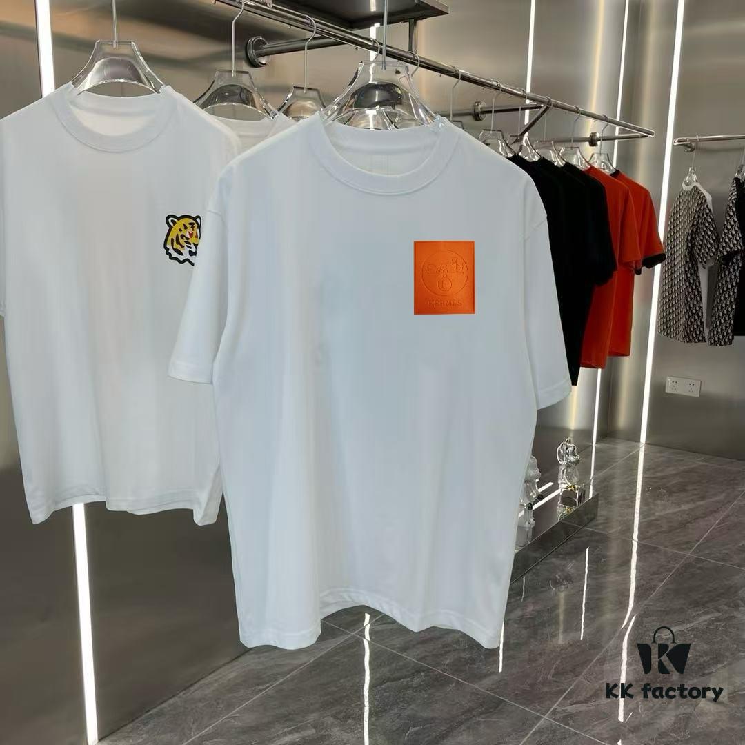 6931a28eccd8ab3d7af96a3b Hermes 2025 Spring Collection Short Sleeve Shirt, Hand-Customized Logo at Chest, Pure Cotton Fabric with Gold Thread Embroidery, Classic Buttoned Hem, OS Drop-Shoulder Fit