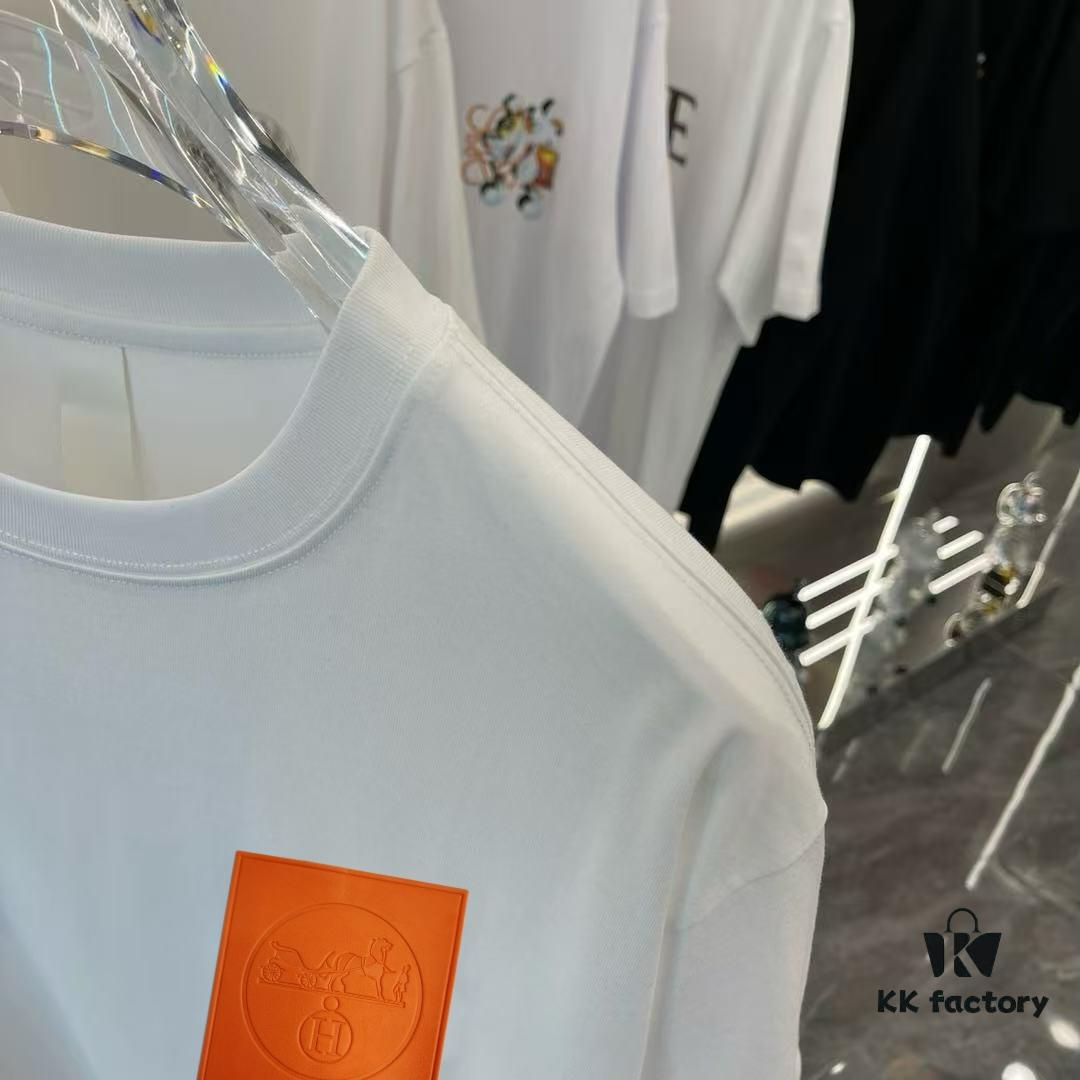 6931a28eccd8ab3d7af96a3d Hermes 2025 Spring Collection Short Sleeve Shirt, Hand-Customized Logo at Chest, Pure Cotton Fabric with Gold Thread Embroidery, Classic Buttoned Hem, OS Drop-Shoulder Fit