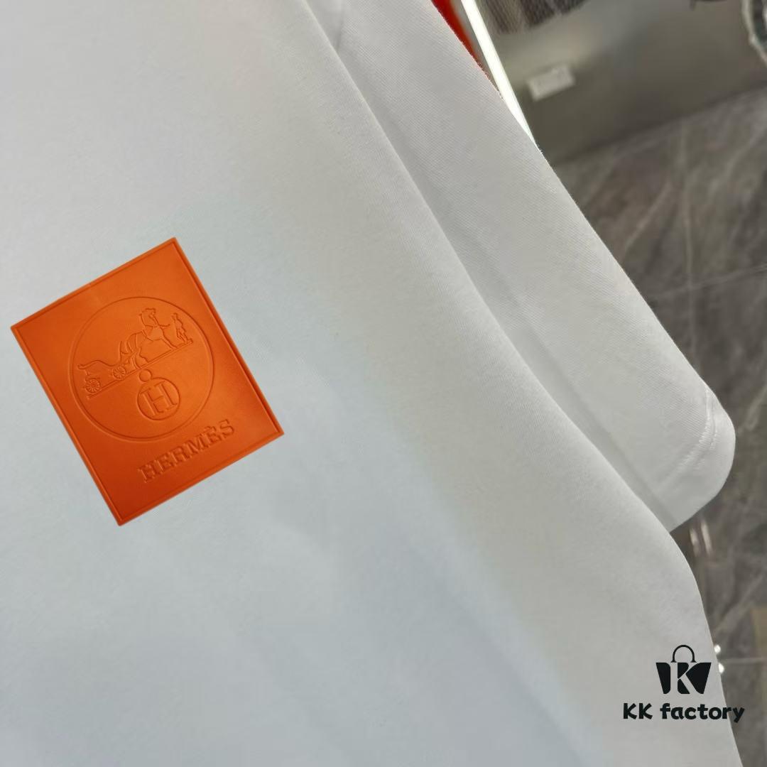 6931a28eccd8ab3d7af96a3e Hermes 2025 Spring Collection Short Sleeve Shirt, Hand-Customized Logo at Chest, Pure Cotton Fabric with Gold Thread Embroidery, Classic Buttoned Hem, OS Drop-Shoulder Fit