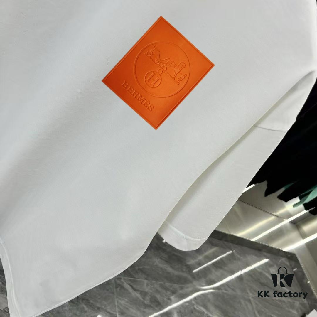 6931a28eccd8ab3d7af96a3f Hermes 2025 Spring Collection Short Sleeve Shirt, Hand-Customized Logo at Chest, Pure Cotton Fabric with Gold Thread Embroidery, Classic Buttoned Hem, OS Drop-Shoulder Fit
