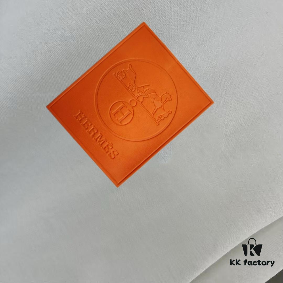 6931a28eccd8ab3d7af96a40 Hermes 2025 Spring Collection Short Sleeve Shirt, Hand-Customized Logo at Chest, Pure Cotton Fabric with Gold Thread Embroidery, Classic Buttoned Hem, OS Drop-Shoulder Fit