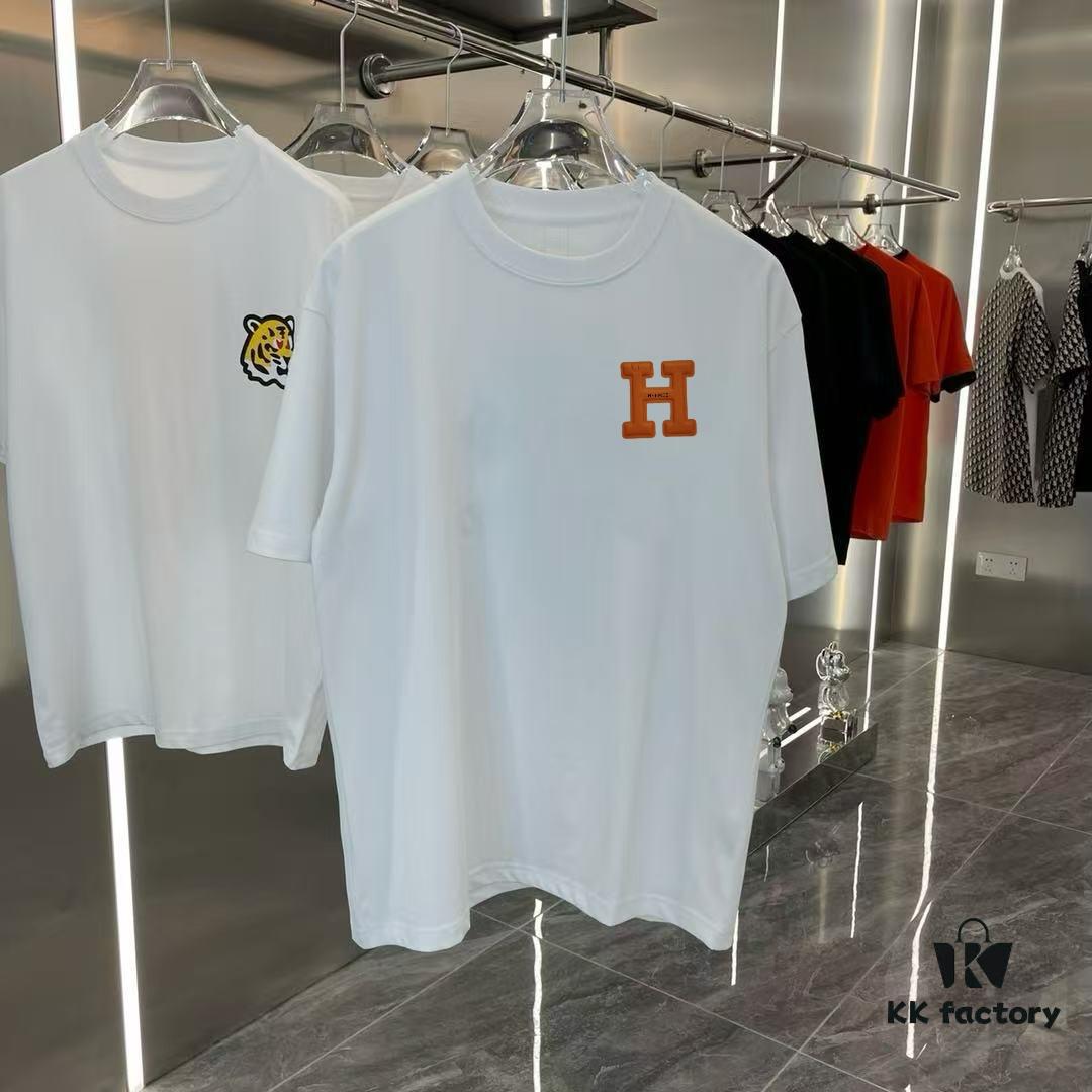 6931a28eccd8ab3d7af96a42 Hermes 2025 Spring-Summer New Short Sleeve T-Shirt with Hand-Customized Logo on Chest, Pure Cotton Fabric with Gold Thread Embroidery, Classic Buttoned Hem and OS Drop-Shoulder Fit