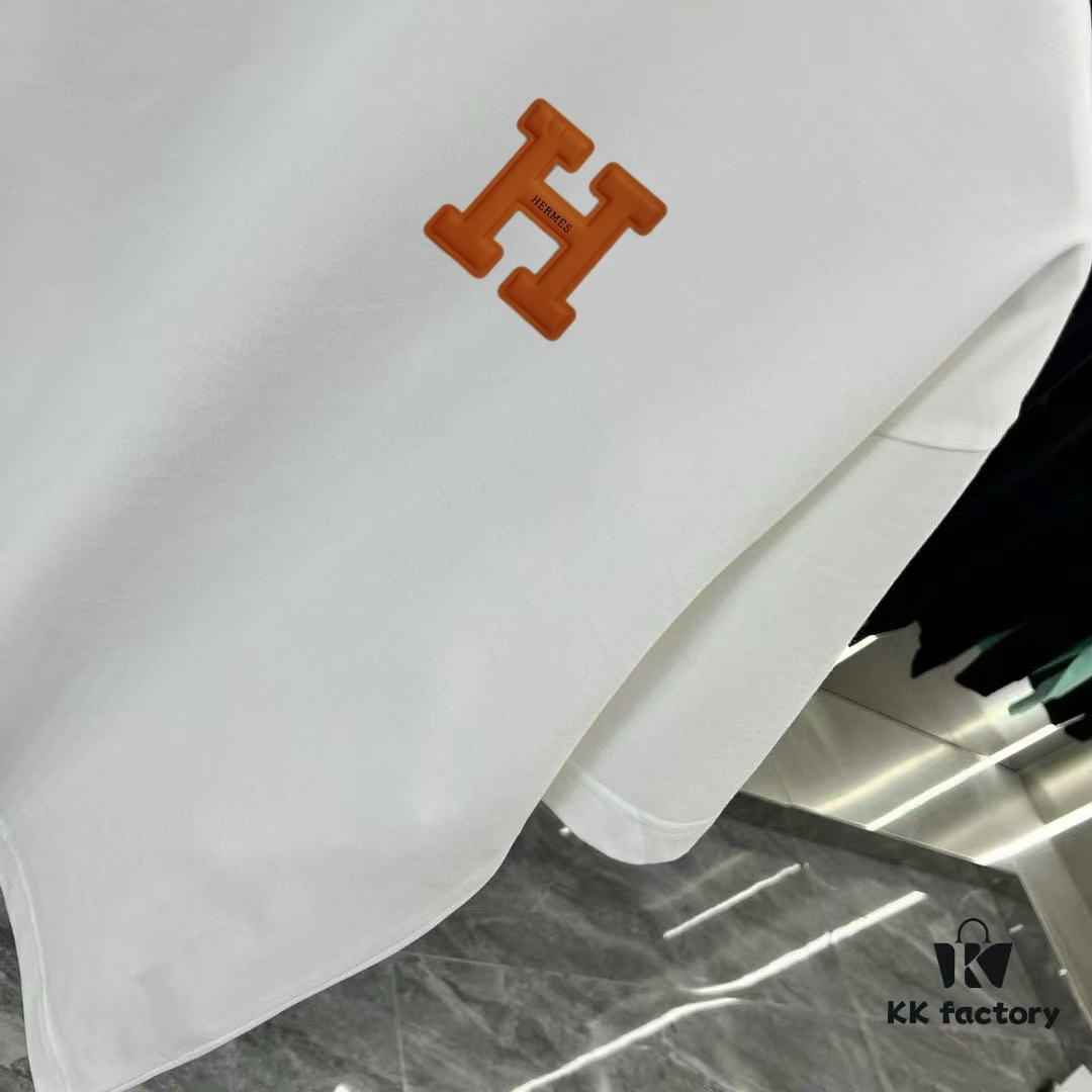 6931a28eccd8ab3d7af96a46 Hermes 2025 Spring-Summer New Short Sleeve T-Shirt with Hand-Customized Logo on Chest, Pure Cotton Fabric with Gold Thread Embroidery, Classic Buttoned Hem and OS Drop-Shoulder Fit