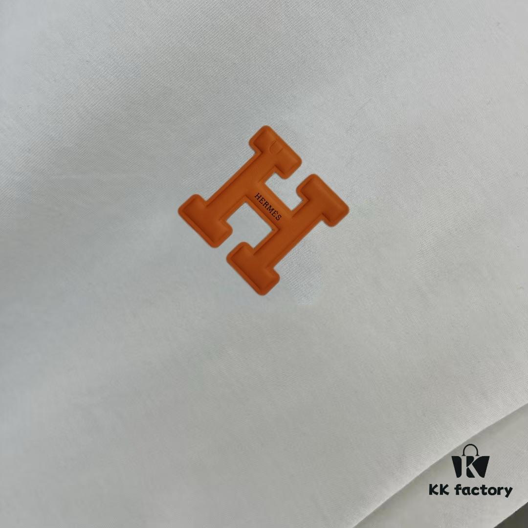 6931a28eccd8ab3d7af96a47 Hermes 2025 Spring-Summer New Short Sleeve T-Shirt with Hand-Customized Logo on Chest, Pure Cotton Fabric with Gold Thread Embroidery, Classic Buttoned Hem and OS Drop-Shoulder Fit