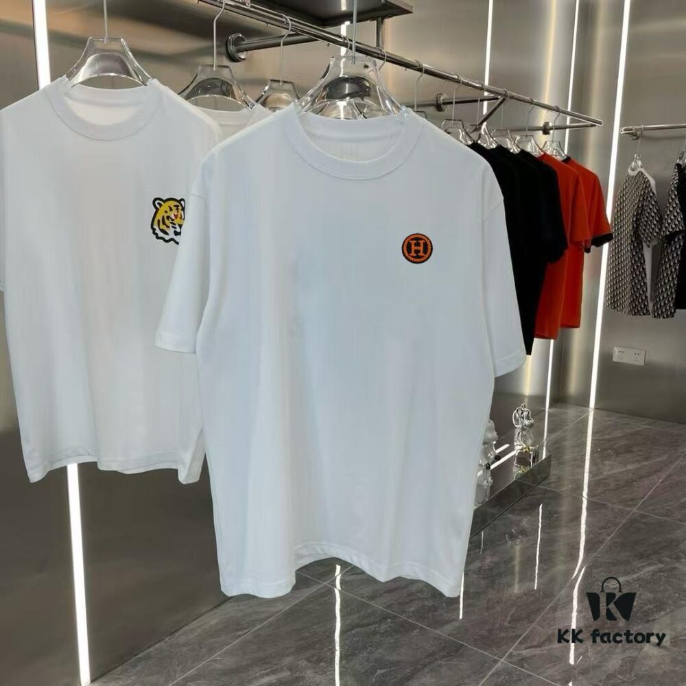 Hermes 2025 Spring Collection Short Sleeve T-Shirt, Hand-Customized Logo at Chest, Pure Cotton Fabric with Gold Thread Embroidery, Classic Buttoned Hem, OS Drop-Shoulder Fit