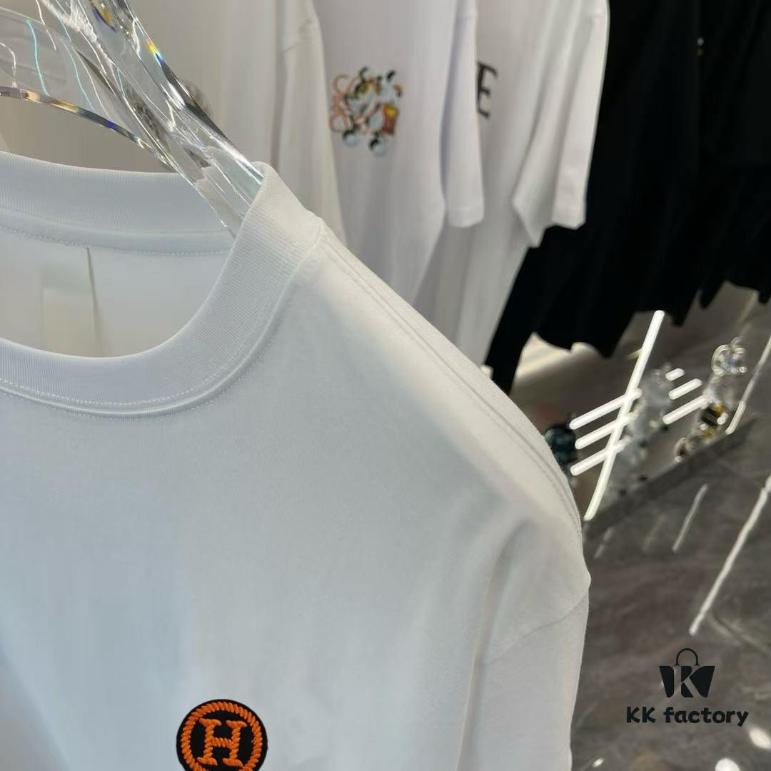 6931a28fccd8ab3d7af96a50 Hermes 2025 Spring Collection Short Sleeve T-Shirt, Hand-Customized Logo at Chest, Pure Cotton Fabric with Gold Thread Embroidery, Classic Buttoned Hem, OS Drop-Shoulder Fit