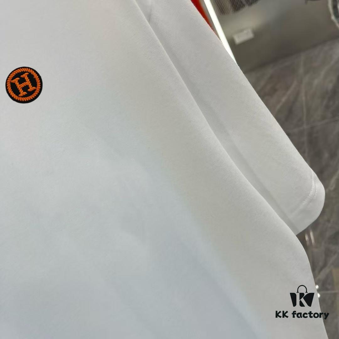 6931a28fccd8ab3d7af96a51 Hermes 2025 Spring Collection Short Sleeve T-Shirt, Hand-Customized Logo at Chest, Pure Cotton Fabric with Gold Thread Embroidery, Classic Buttoned Hem, OS Drop-Shoulder Fit