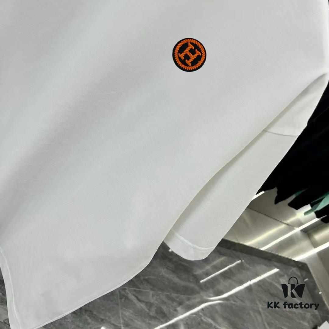 6931a28fccd8ab3d7af96a52 Hermes 2025 Spring Collection Short Sleeve T-Shirt, Hand-Customized Logo at Chest, Pure Cotton Fabric with Gold Thread Embroidery, Classic Buttoned Hem, OS Drop-Shoulder Fit