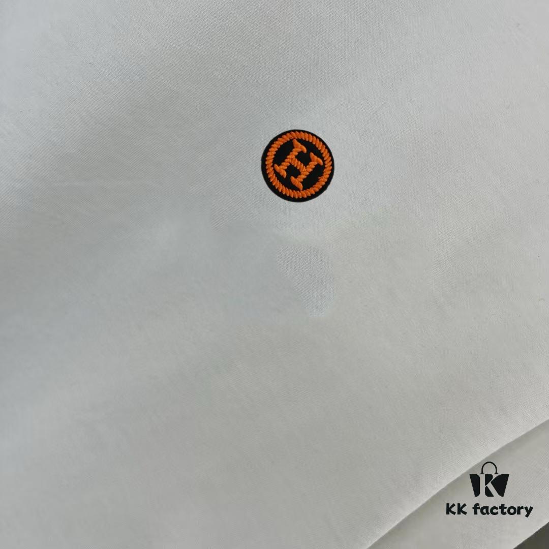 6931a28fccd8ab3d7af96a53 Hermes 2025 Spring Collection Short Sleeve T-Shirt, Hand-Customized Logo at Chest, Pure Cotton Fabric with Gold Thread Embroidery, Classic Buttoned Hem, OS Drop-Shoulder Fit