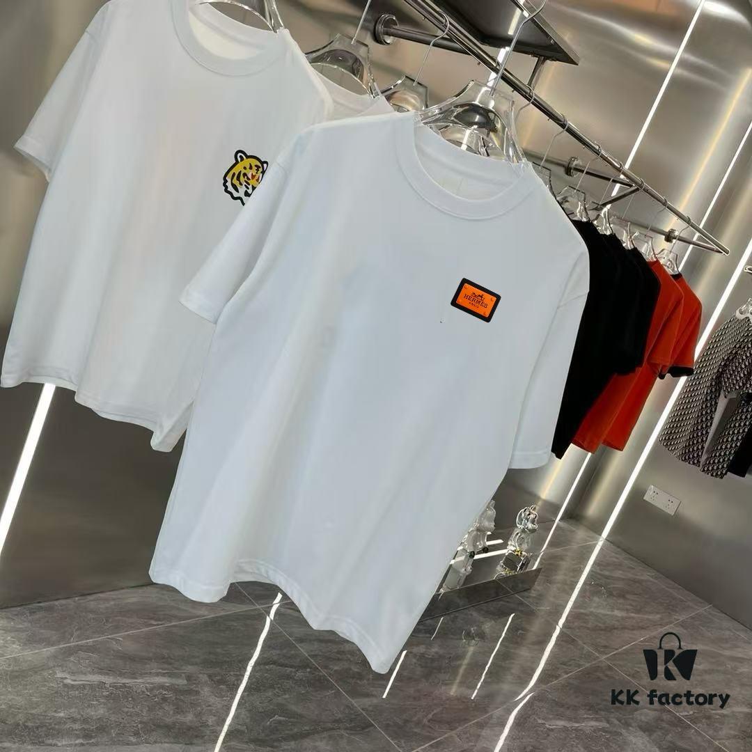 6931a28fccd8ab3d7af96a56 Hermes 2025 Spring Collection Short Sleeve T-Shirt with Handcrafted Logo, Premium 260g Cotton Fabric, OS Drop-Shoulder Design, Unisex and Versatile