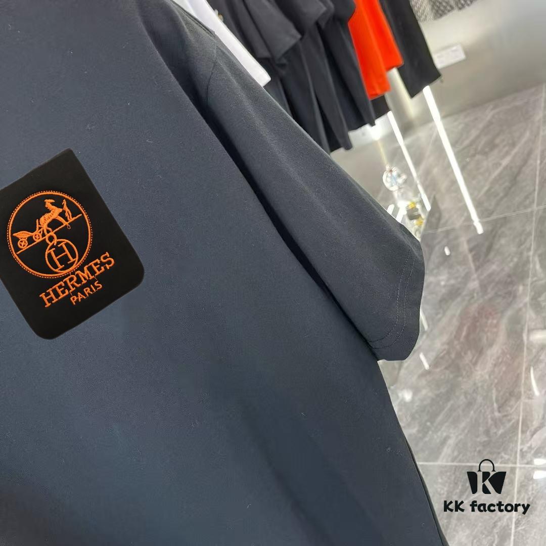 6931a292ccd8ab3d7af96a7d Hermes 2025 Spring Collection Short Sleeve Shirt, Hand-Customized Logo at Chest, Pure Cotton Fabric with Gold Thread Embroidery, OS Drop-Shoulder Fit, Classic Buttoned Hem, Premium Craftsmanship