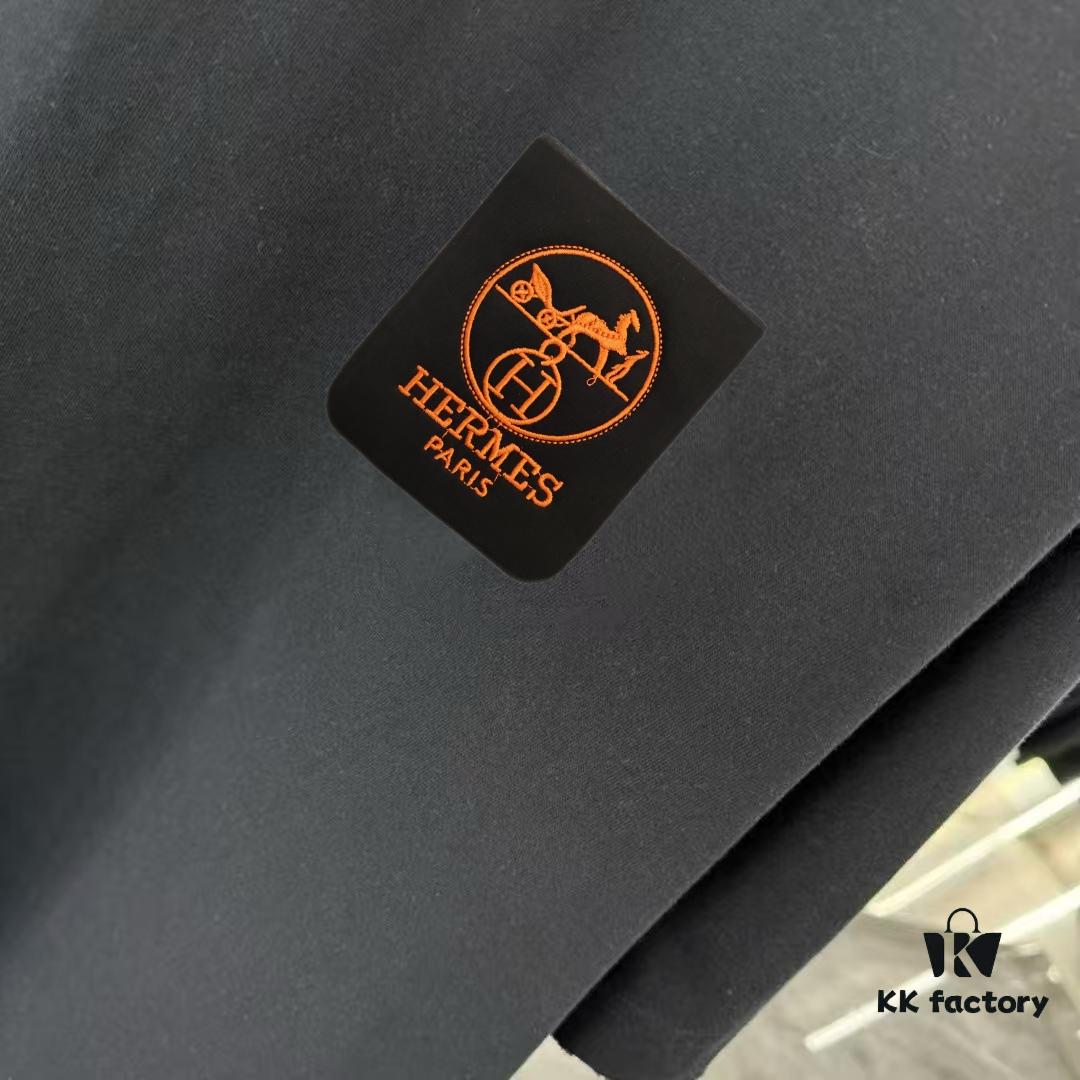 6931a292ccd8ab3d7af96a7f Hermes 2025 Spring Collection Short Sleeve Shirt, Hand-Customized Logo at Chest, Pure Cotton Fabric with Gold Thread Embroidery, OS Drop-Shoulder Fit, Classic Buttoned Hem, Premium Craftsmanship