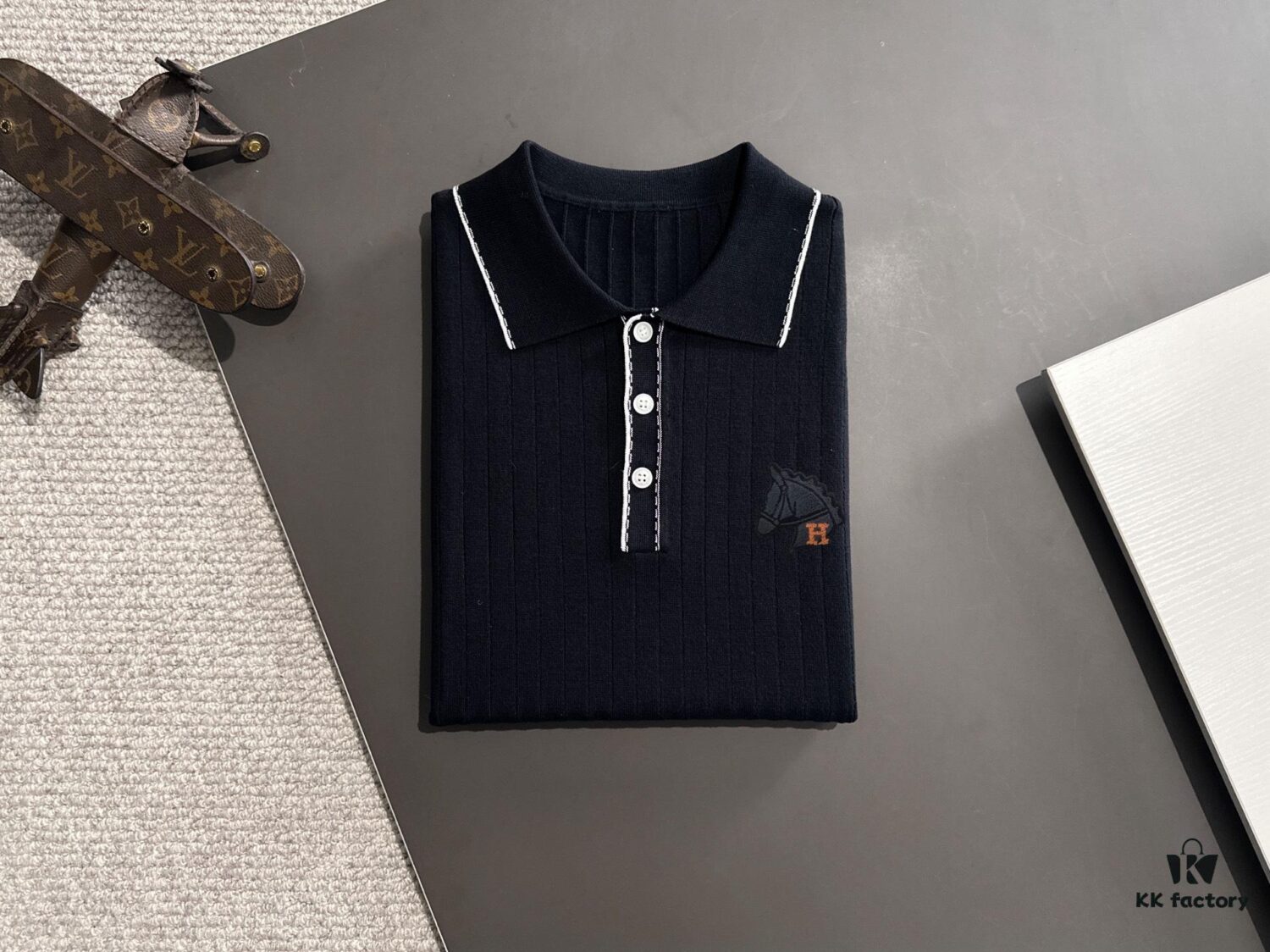 6931a294ccd8ab3d7af96aa8 High-Quality Hermès 2025 Spring/Summer New Men's Notched Collar Short-Sleeve T-Shirt