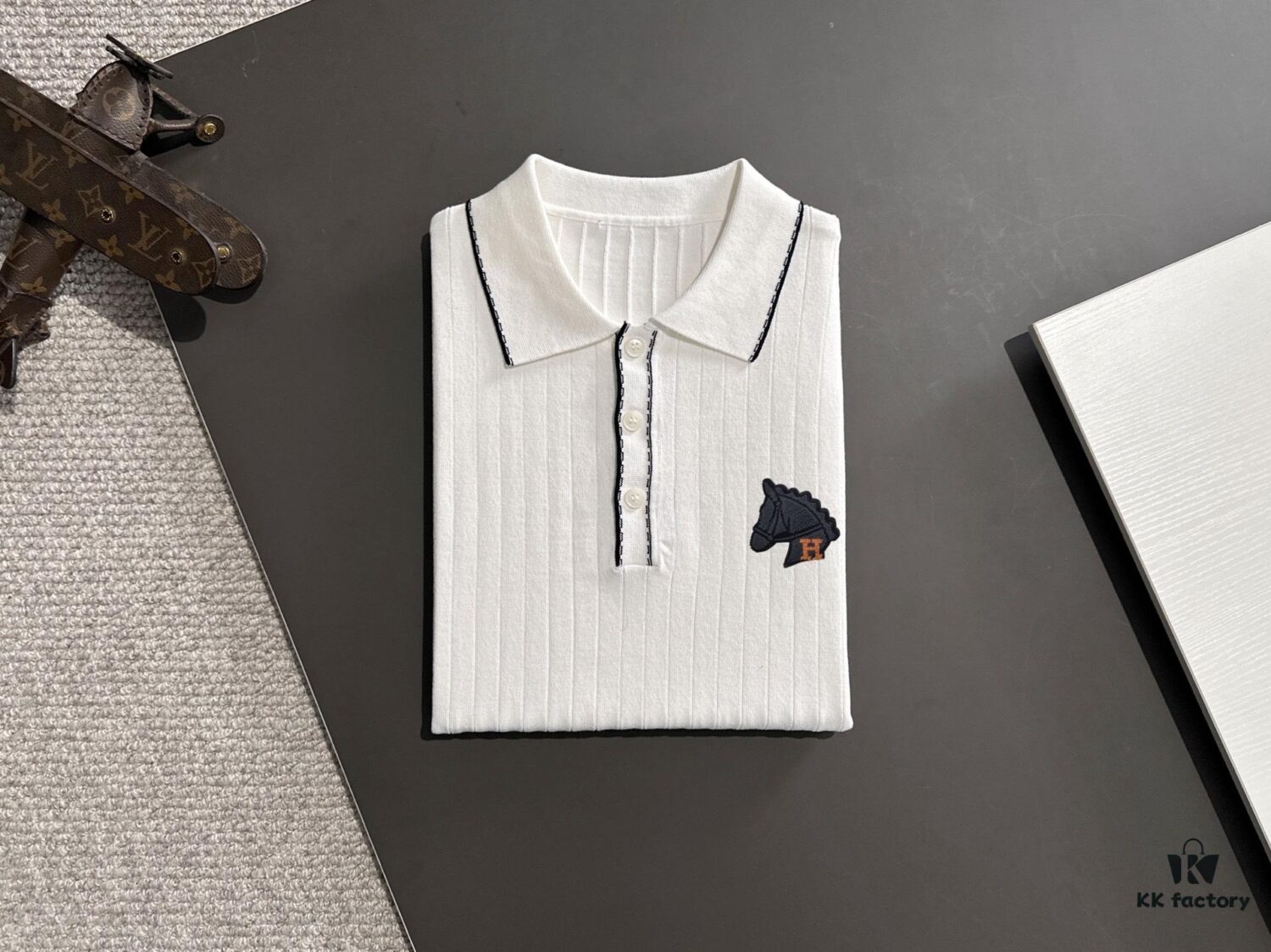6931a295ccd8ab3d7af96ab1 High-Quality Hermès 2025 Spring/Summer New Men's Notched Collar Short-Sleeve T-Shirt