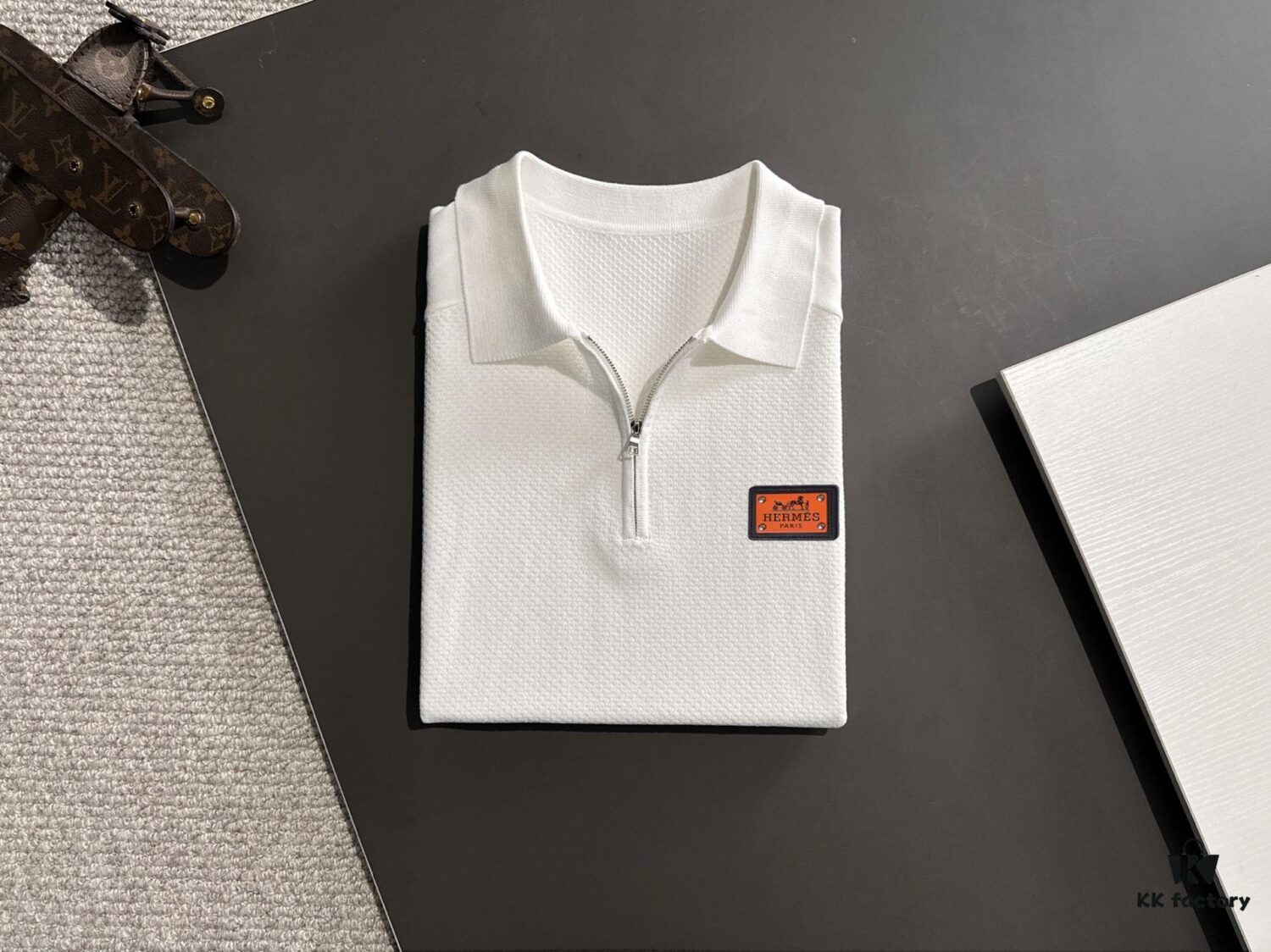 6931a296ccd8ab3d7af96ac3 High-Quality Hermès 2025 Spring/Summer New Men's Notched Short-Sleeve T-Shirt