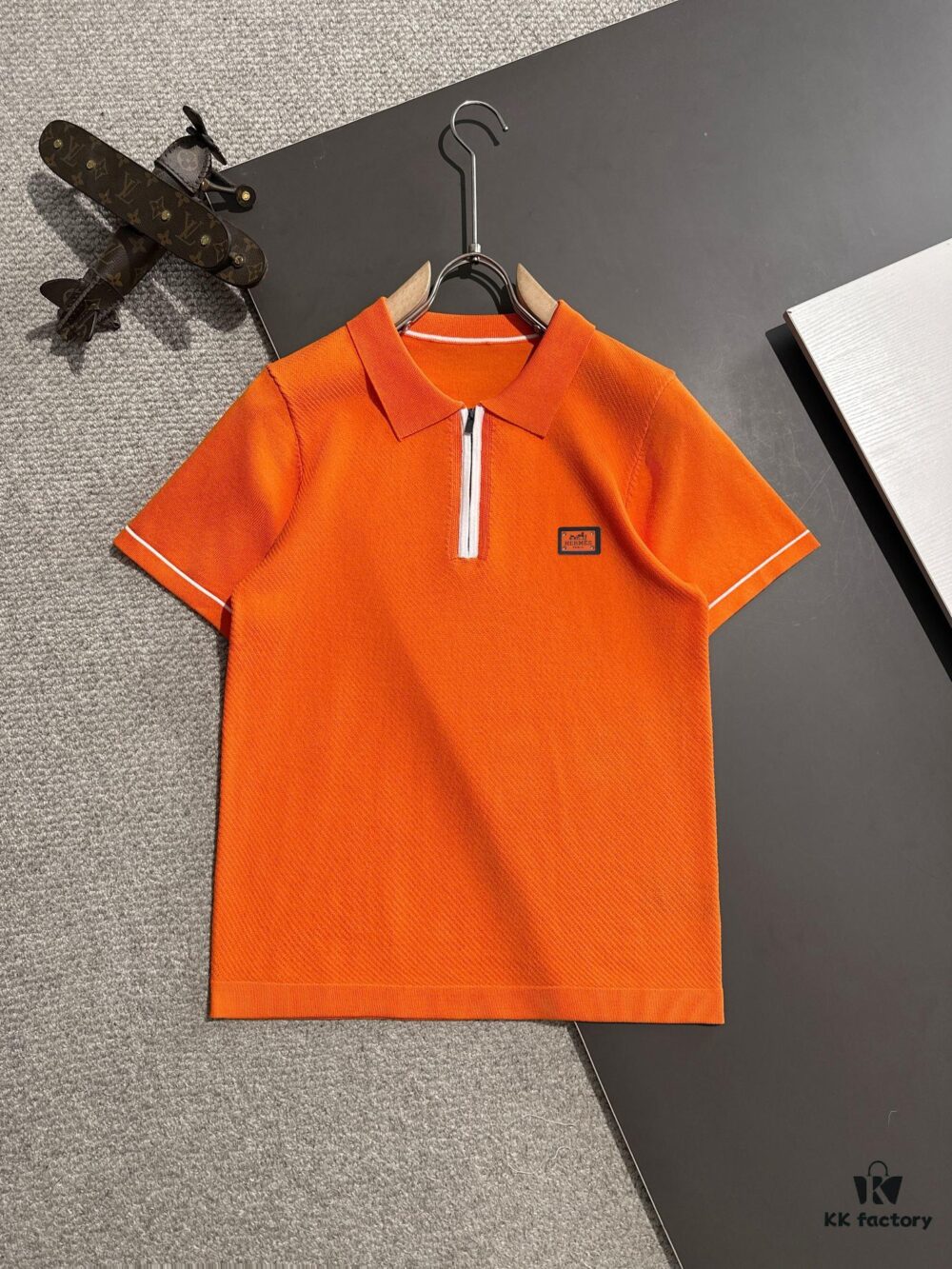 6931a298ccd8ab3d7af96ae7 High-Quality Hermès 2025 Spring/Summer New Men's Notched Short-Sleeve T-Shirt