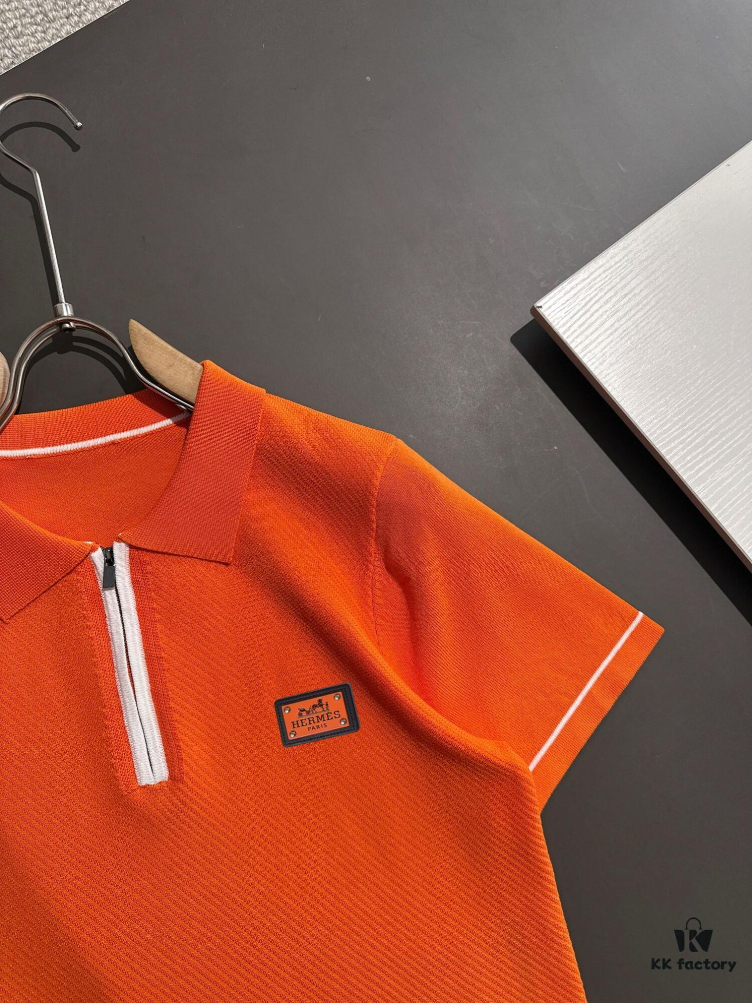 6931a298ccd8ab3d7af96ae8 High-Quality Hermès 2025 Spring/Summer New Men's Notched Short-Sleeve T-Shirt