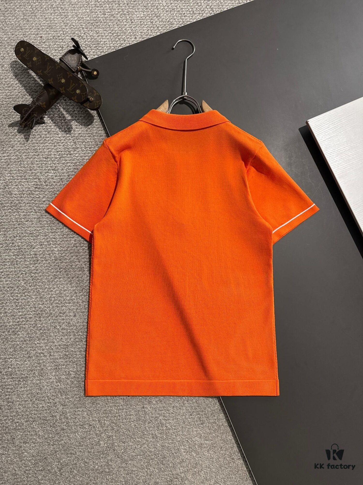 6931a298ccd8ab3d7af96aef High-Quality Hermès 2025 Spring/Summer New Men's Notched Short-Sleeve T-Shirt