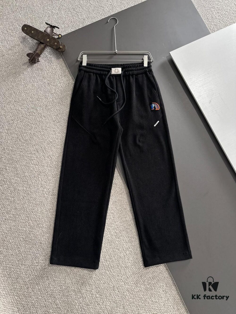 6931a2a4ccd8ab3d7af96bc7 Hermes 2024 Autumn/Winter New Elastic Waist Casual Pants, Fleece-Lined and Thickened, Premium Custom Fabric, Breathable and Comfortable, Exquisite Details, Brand-Inspired Design, Soft and Smooth Texture, Relaxed Tailoring with Excellent Fit