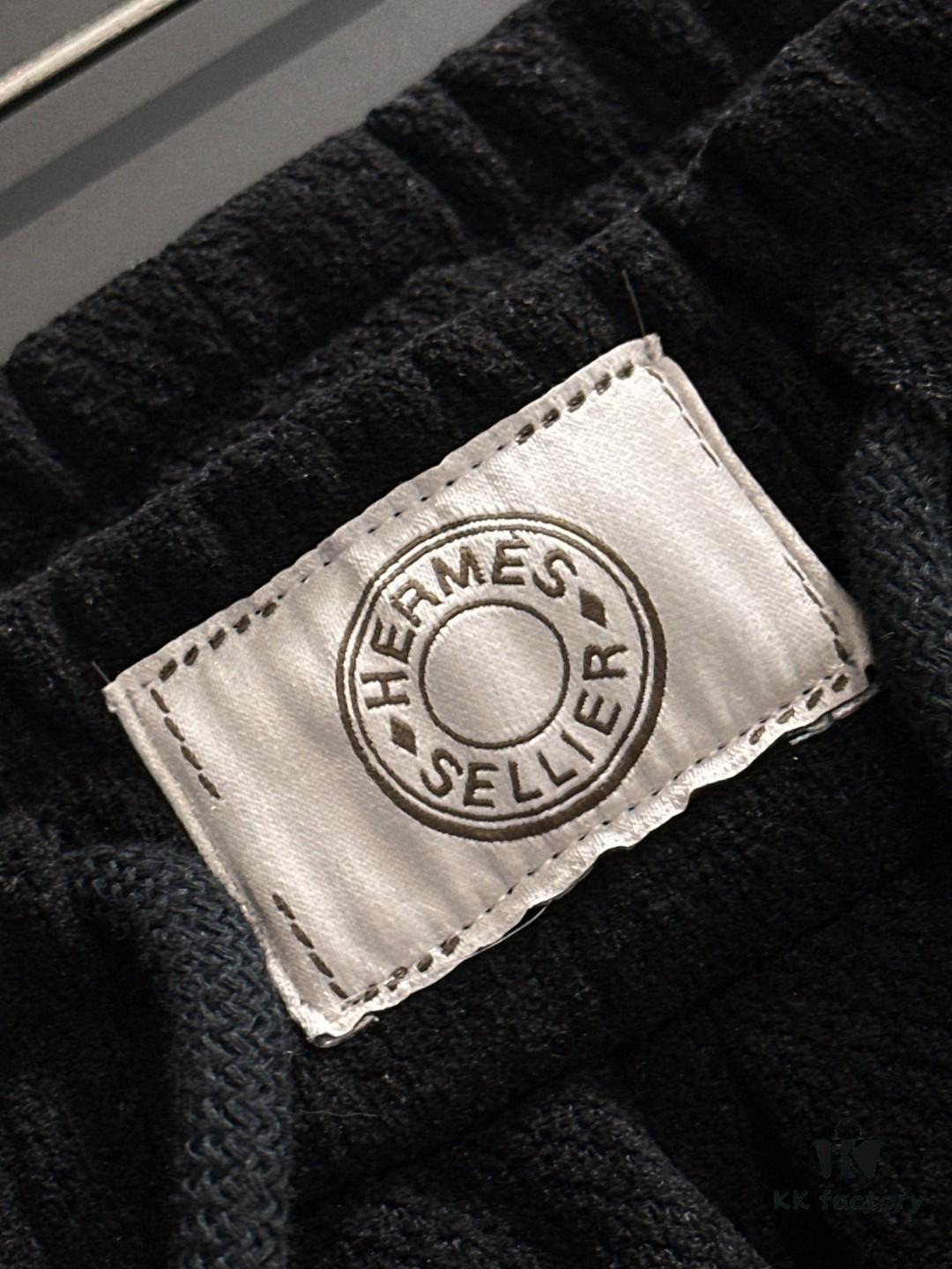 6931a2a4ccd8ab3d7af96bc9 Hermes 2024 Autumn/Winter New Elastic Waist Casual Pants, Fleece-Lined and Thickened, Premium Custom Fabric, Breathable and Comfortable, Exquisite Details, Brand-Inspired Design, Soft and Smooth Texture, Relaxed Tailoring with Excellent Fit
