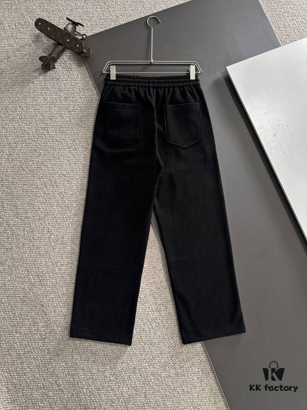 6931a2a4ccd8ab3d7af96bcf Hermes 2024 Autumn/Winter New Elastic Waist Casual Pants, Fleece-Lined and Thickened, Premium Custom Fabric, Breathable and Comfortable, Exquisite Details, Brand-Inspired Design, Soft and Smooth Texture, Relaxed Tailoring with Excellent Fit