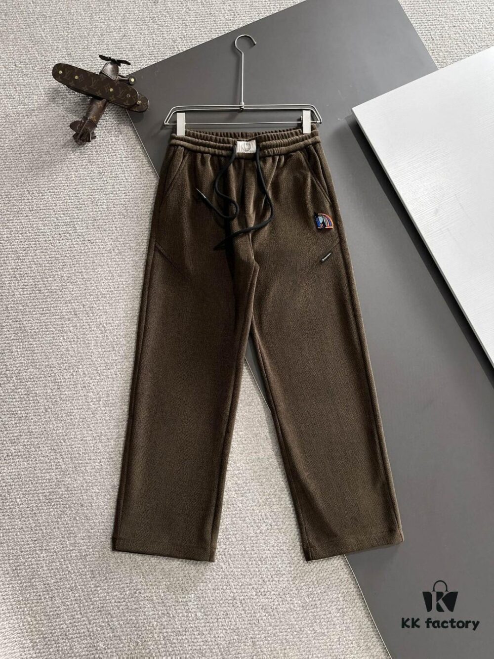 6931a2a4ccd8ab3d7af96bd0 Hermes 2024 Autumn/Winter New Elastic Waist Casual Pants, Fleece-Lined and Thickened, Premium Custom Fabric, Breathable and Comfortable, Exquisite Details, Brand-Inspired Design, Soft and Smooth Texture, Refined Leisure Cut with Excellent Fit