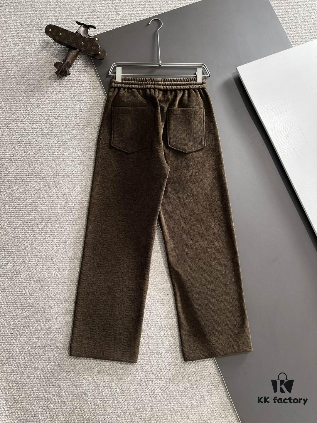 6931a2a5ccd8ab3d7af96bd8 Hermes 2024 Autumn/Winter New Elastic Waist Casual Pants, Fleece-Lined and Thickened, Premium Custom Fabric, Breathable and Comfortable, Exquisite Details, Brand-Inspired Design, Soft and Smooth Texture, Refined Leisure Cut with Excellent Fit