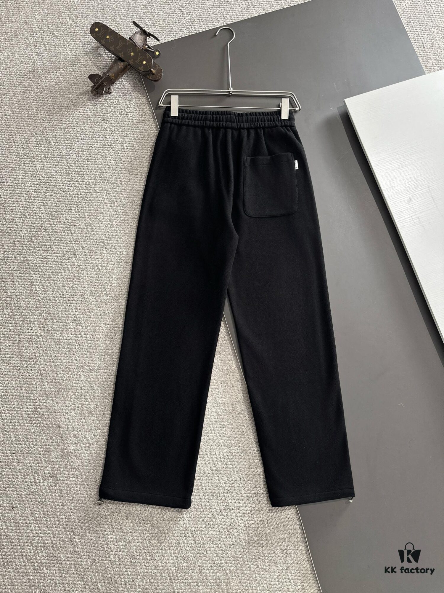 6931a30cccd8ab3d7af97380 Day-Delivery Big Goose 2024 Autumn/Winter New Elastic Waist Casual Pants, Fleece-Lined and Thickened, Custom Counter Fabric, Highly Breathable and Comfortable, Exquisite Details, Brand-Inspired Design Concept Reflecting High Quality, Soft and Smooth Touch, Showcasing a Leisure Cut with Excellent Fit