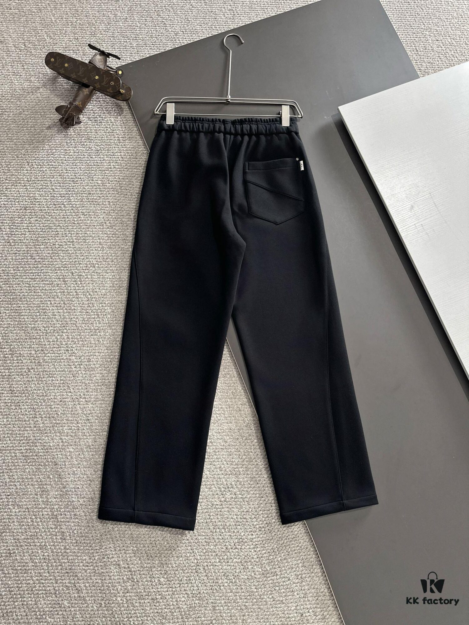 6931a30dccd8ab3d7af97392 Canada Goose 2024 Autumn/Winter New Casual Elastic Waist Pants, Fleece-Lined and Thickened, Premium Custom Fabric, Breathable and Comfortable, Exquisite Details, Brand-Inspired Design, High-Quality Craftsmanship, Soft and Smooth Touch