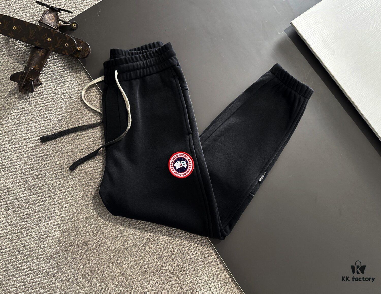 6931a31eccd8ab3d7af974d4 Canada Goose 2024 Autumn/Winter New Casual Elastic Waist Pants, Fleece-Lined and Thickened, High Breathability, Premium Custom Fabric, Soft and Comfortable, Refined Tailoring for a Stylish Look