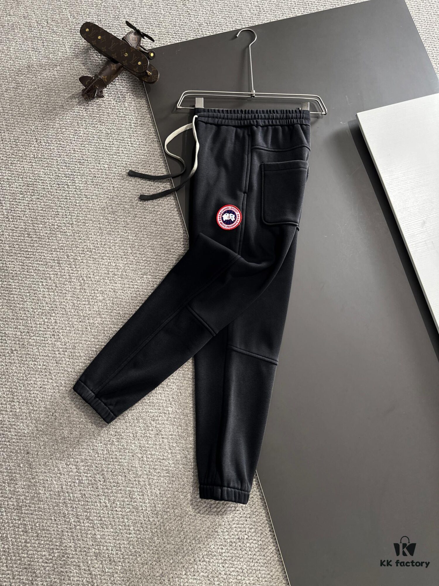 6931a31eccd8ab3d7af974d5 Canada Goose 2024 Autumn/Winter New Casual Elastic Waist Pants, Fleece-Lined and Thickened, High Breathability, Premium Custom Fabric, Soft and Comfortable, Refined Tailoring for a Stylish Look