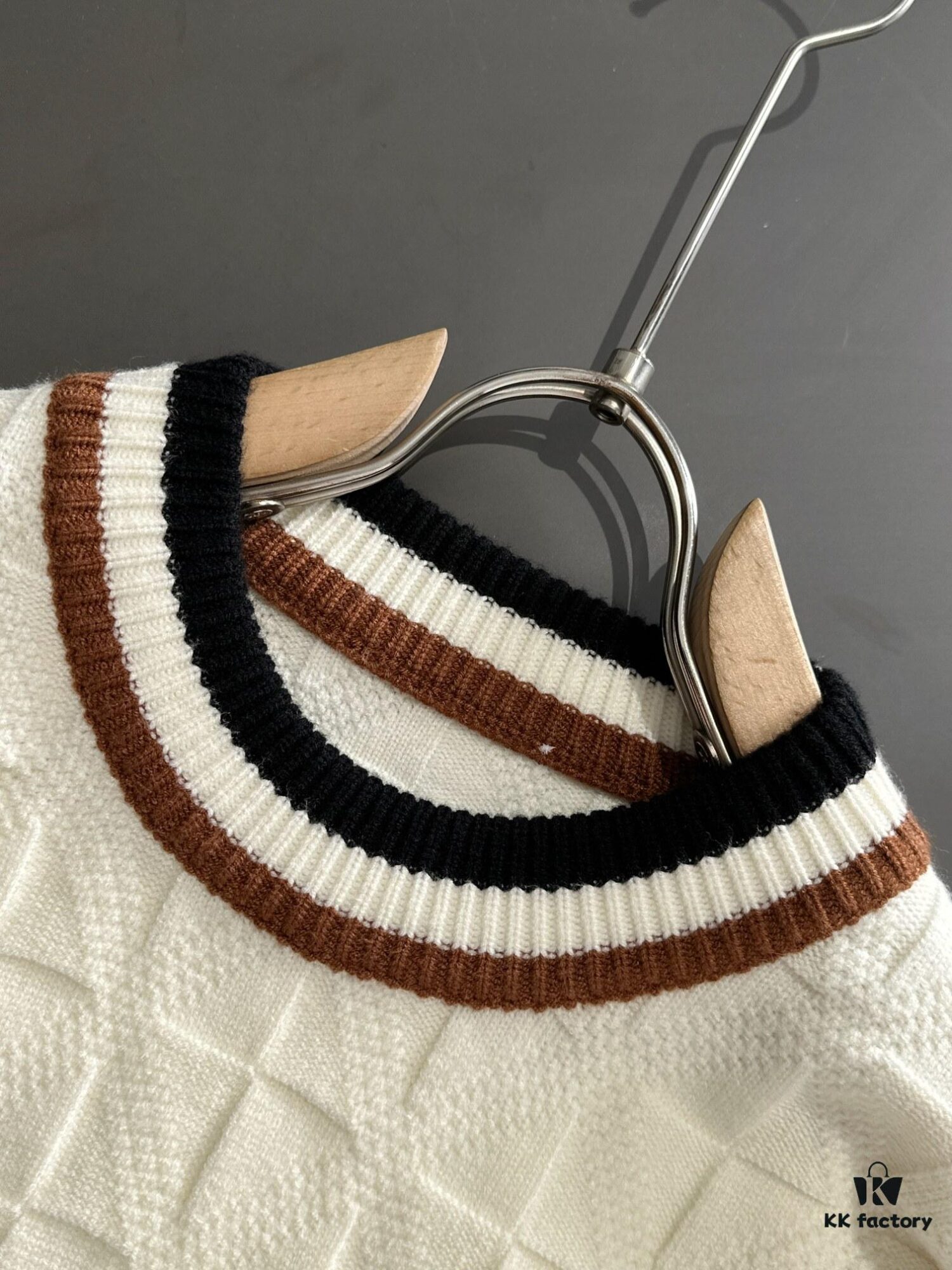 6931a326ccd8ab3d7af97572 Next-Day Shipping L Monogram 2024 Official Website Autumn-Winter New Crew Neck Sweater, Best-Selling Hit Synchronized with Boutique – Premium Wool Blend Fabric, Comfortable Touch, Skin-Friendly, Exquisite Embroidered Logo Badge, Highly Eye-Catching! Refined Craftsmanship and Three-Dimensional Tailoring Showcase Luxury Fashion Charm, Unbeatably Handsome Fit! Complete with Three Labels!