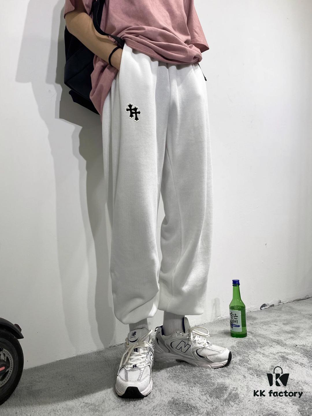 6931a3a8ccd8ab3d7af97ebc CH Chrome Heart 24FW Spring/Summer New Arrival Horseshoe Sanskrit Logo Cropped Casual Pants Unisex – Cross Sanskrit Patch Design