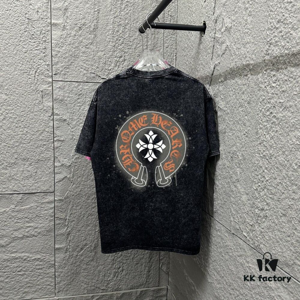 6931a3cdccd8ab3d7af980aa CH* Chrome Hearts* 2025 Spring/Summer New Arrival Distressed Snowflake Wash Vintage Round Neck Short Sleeve T-Shirt with Chest and Back Logo, Horseshoe Print, Custom Fabric Unisex Tee