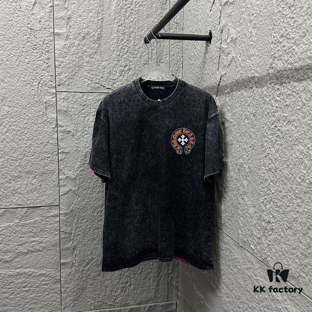 6931a3cdccd8ab3d7af980ac CH* Chrome Hearts* 2025 Spring/Summer New Arrival Distressed Snowflake Wash Vintage Round Neck Short Sleeve T-Shirt with Chest and Back Logo, Horseshoe Print, Custom Fabric Unisex Tee