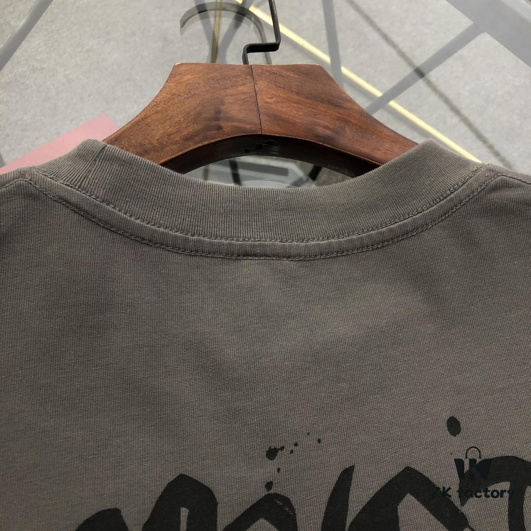 6931a3d8ccd8ab3d7af9817f Chrome Hearts 2025 New Graffiti Print Short-Sleeve T-Shirt △ Original Fabric △ High Version △ Premium Quality Influencer & Celebrity Style △ 320g Garment Washed Horseshoe Cross Graffiti Design △ Fully Washable Horseshoe Cross Print △ Extremely Versatile and Stylish △ Complete with Triple Labels △ Unisex Essential Must-Have Tee