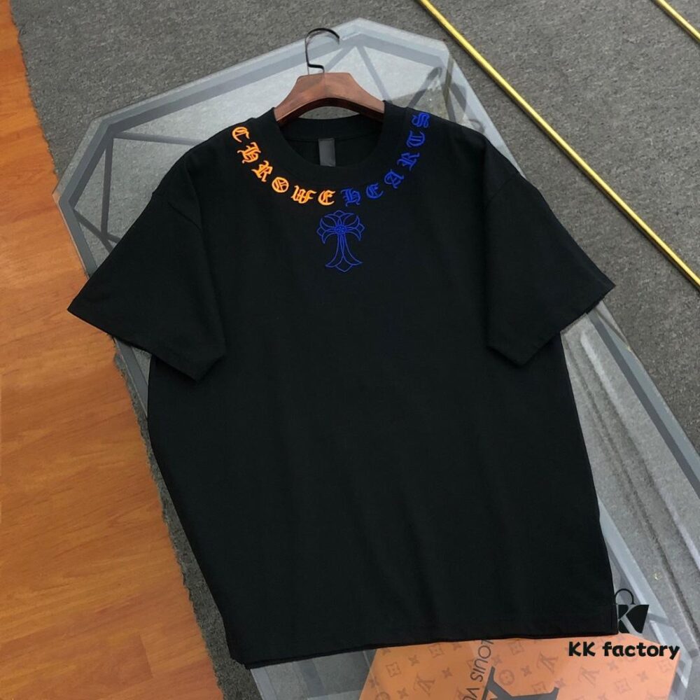 6931a3d9ccd8ab3d7af98194 Chrome Hearts 2025 New Arrival Embroidered Graffiti Print Short Sleeve T-Shirt △ Original Fabric △ High Version △ Premium Quality Influencer & Celebrity Style △ 320g Garment-Washed Embroidered Horse Hoof Cross & Graffiti Design △ Unisex Three-Label Complete Must-Have Basic Tee